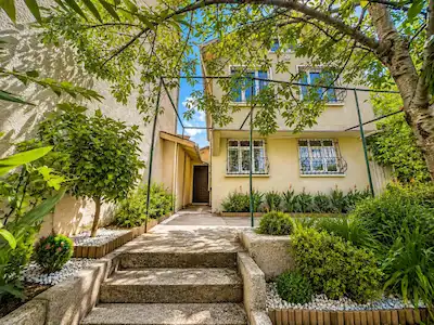 BEYKOZ İNCİRKÖY KÖYÖNÜ CADDESİNDE BOĞAZ MANZARALI BAHÇELİ 4+1