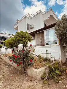 KIYIKIŞLACIK'TA ÖZEL PLAJLI SİTEDE TERASLI 3+1 VİLLA