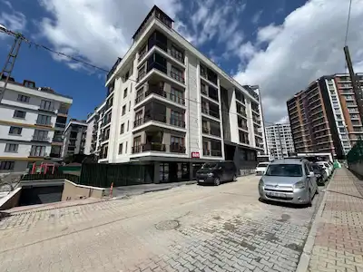 REMAX TEN BEYLİKDÜZÜ 11.MAHALLE YANI KAPALI OTOPARKLI GENİŞ 2+1