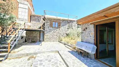 AYVACIK İLYASFAKI KÖYÜNDE DENİZ MANZARALI GENİŞ TAŞ EV