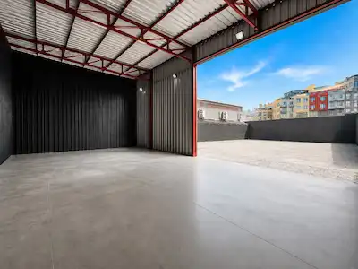 BAYRAMPAŞA'DA TIR GIRIŞINE UYGUN KIRALIK DEPO