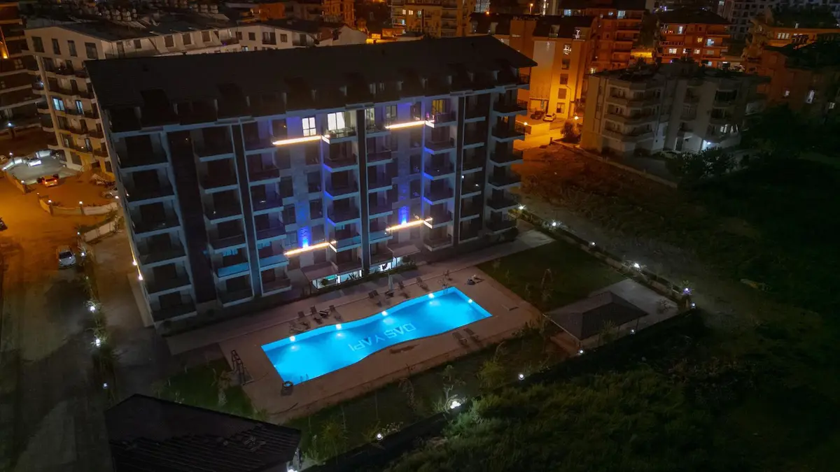 GENIŞ HAVUZU VE DENIZE YAKIN KONUMUYLA FERAH 1+1 DAIRE
