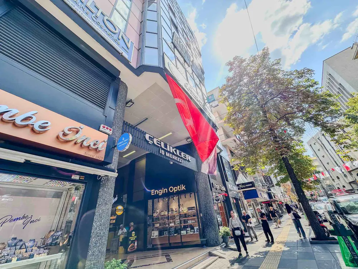 TUNALI HİLMİ CADDESİ ÇELİKLER İŞ MERKEZİ'NDE KİRALIK OFİS