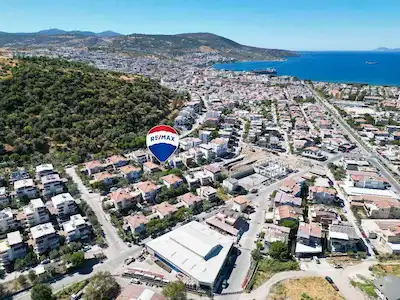DİKİLİ İSMETPAŞA MAHALLESİ’NDE YATIRIM DEĞERİ YÜKSEK İMARLI ARSA