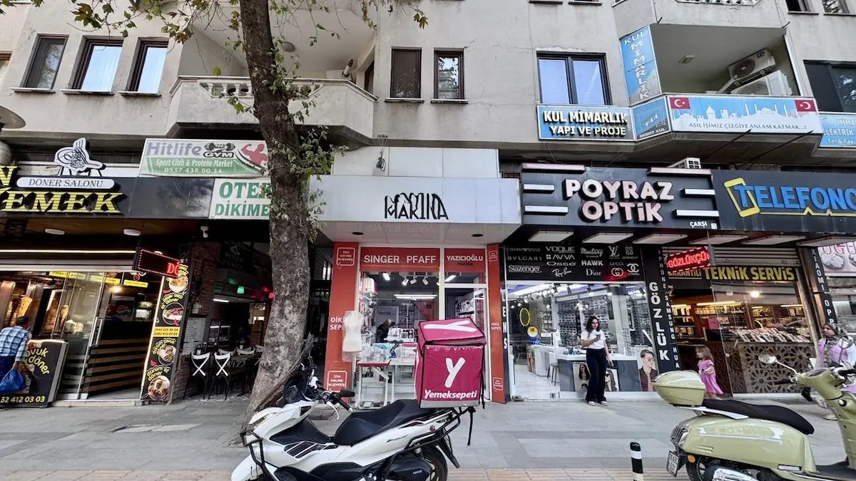 GÖLCÜK ÇARŞI'DA İŞLEK LOKASYONDA ASMA KATLI SATILIK DÜKKAN