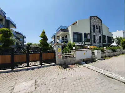 URLA SANAT SOKAĞI'NA YAKIN, HAVUZLU SITEDE SATILIK VILLA