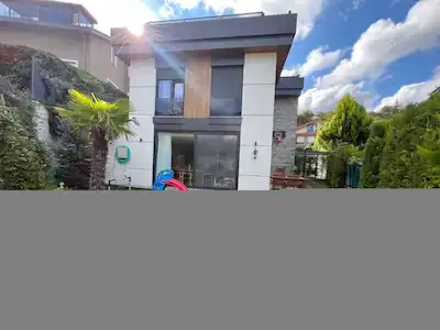 ZEKERIYAKÖY'DE MÜSTAKIL YAŞAM HISSI SUNAN 4+1 KIRALIK VILLA