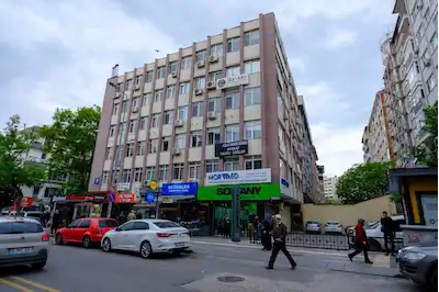 KIZILAY SEZENLER SOKAK’TA İŞ MERKEZİNDE KİRALIK 2+1 OFİS
