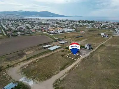 CUMHURİYET MH. 351 M DENIZE YÜRÜME MESAFESİNDE ŞEHIR MERKEZİNE YAKIN ÖNÜ YEŞİL ALAN MÜSTAKİL ARSA