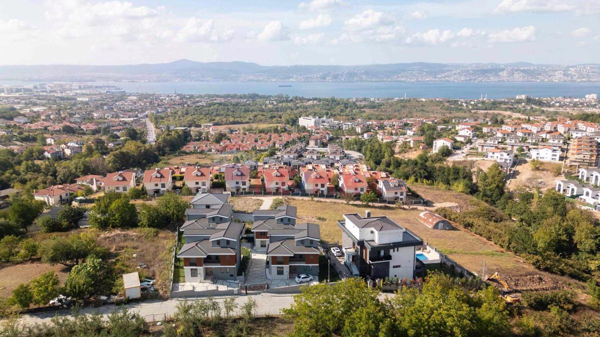 BAŞİSKELENİN EN GÖZDE BÖLGESİNDE BULUNAN
DENİZ MANZARALI ÖZEL TASARIM LÜKS SATILIK VİLLA