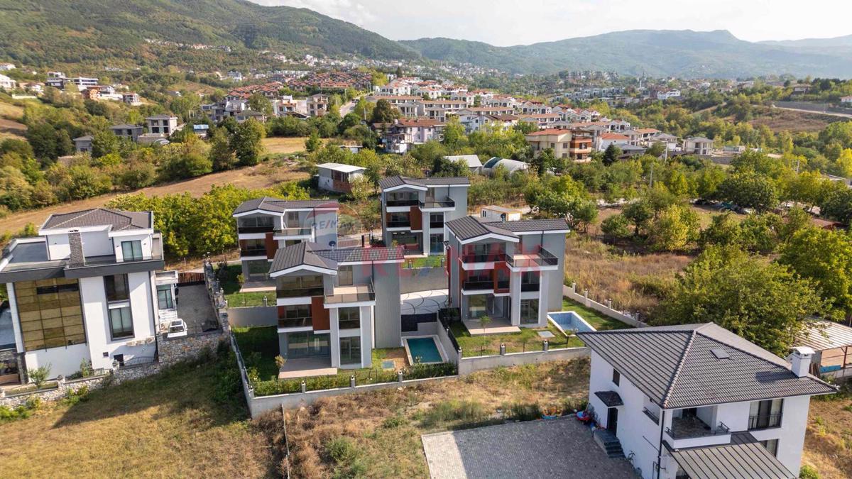 BAŞİSKELENİN EN GÖZDE BÖLGESİNDE BULUNAN
DENİZ MANZARALI ÖZEL TASARIM LÜKS SATILIK VİLLA