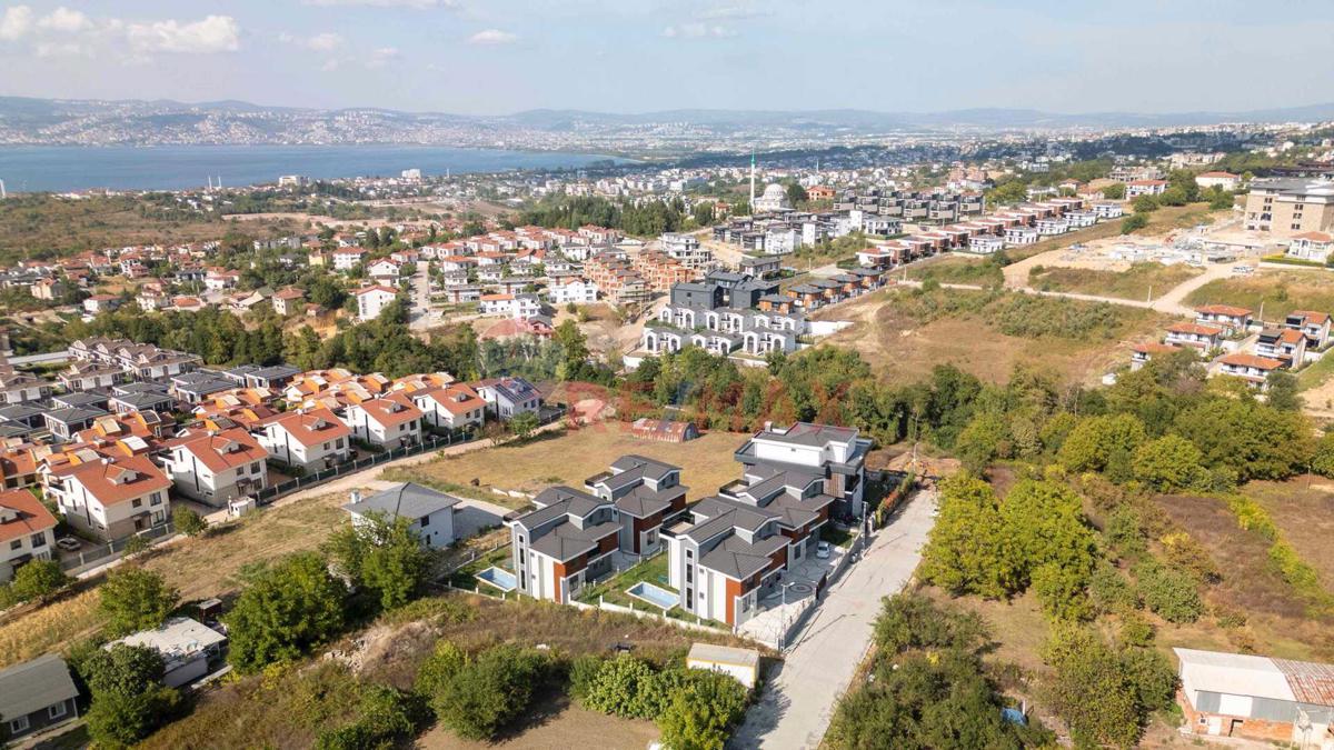 BAŞİSKELENİN EN GÖZDE BÖLGESİNDE BULUNAN
DENİZ MANZARALI ÖZEL TASARIM LÜKS SATILIK VİLLA