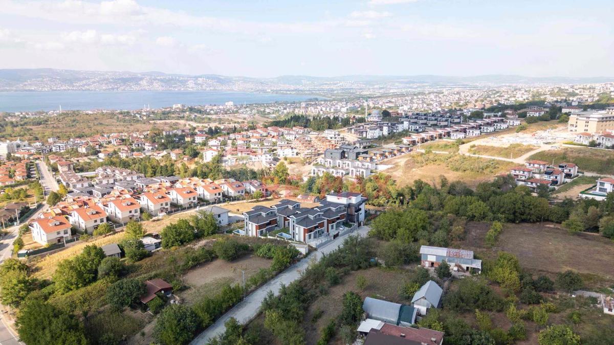 BAŞİSKELENİN EN GÖZDE BÖLGESİNDE BULUNAN
DENİZ MANZARALI ÖZEL TASARIM LÜKS SATILIK VİLLA
