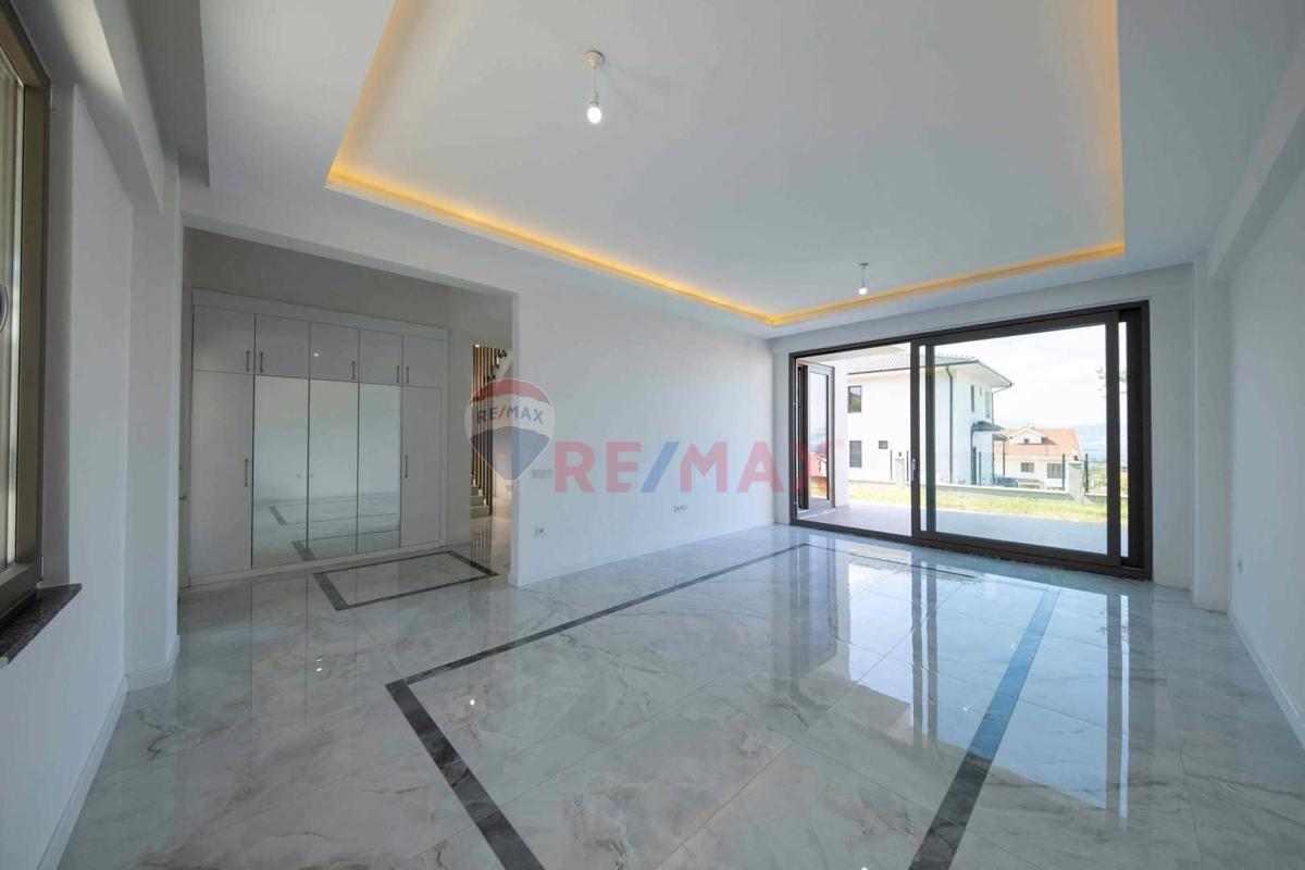 BAŞİSKELENİN EN GÖZDE BÖLGESİNDE BULUNAN
DENİZ MANZARALI ÖZEL TASARIM LÜKS SATILIK VİLLA