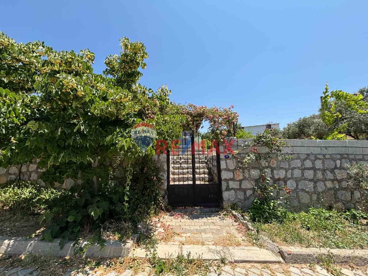 URLA HEKIMKÖY SITESI'NDE TAM MÜSTAKIL 2+1 KIRALIK DUBLEKS VILLA