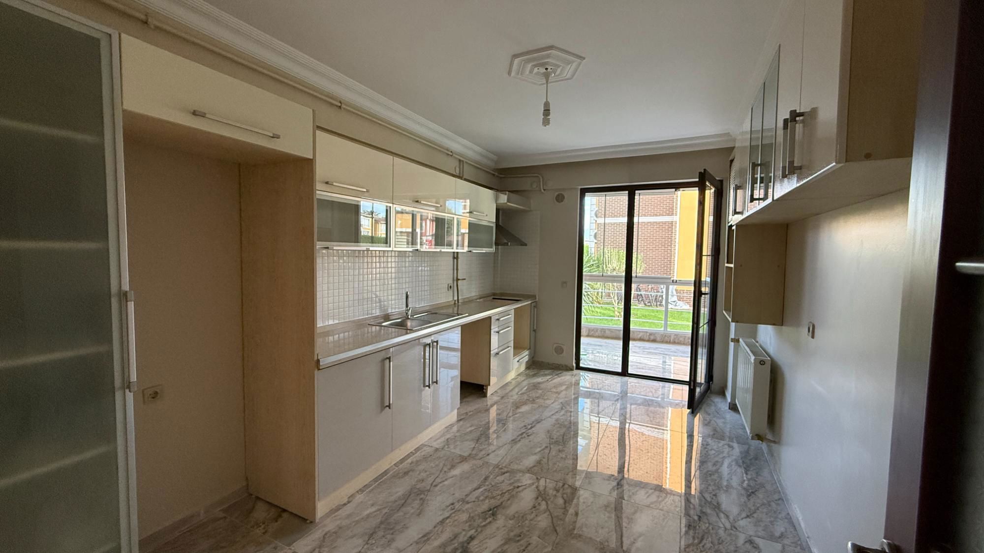 YAHYAKAPTAN LILYUMPARK SITESINDE KIRALIK 3+1 GENİŞ DAİRE