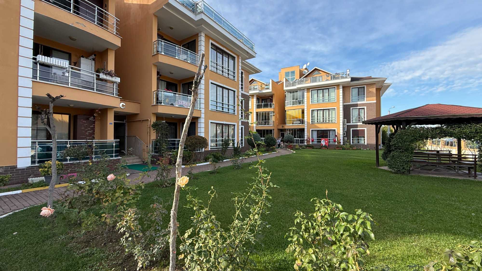 YAHYAKAPTAN LILYUMPARK SITESINDE KIRALIK 3+1 GENİŞ DAİRE