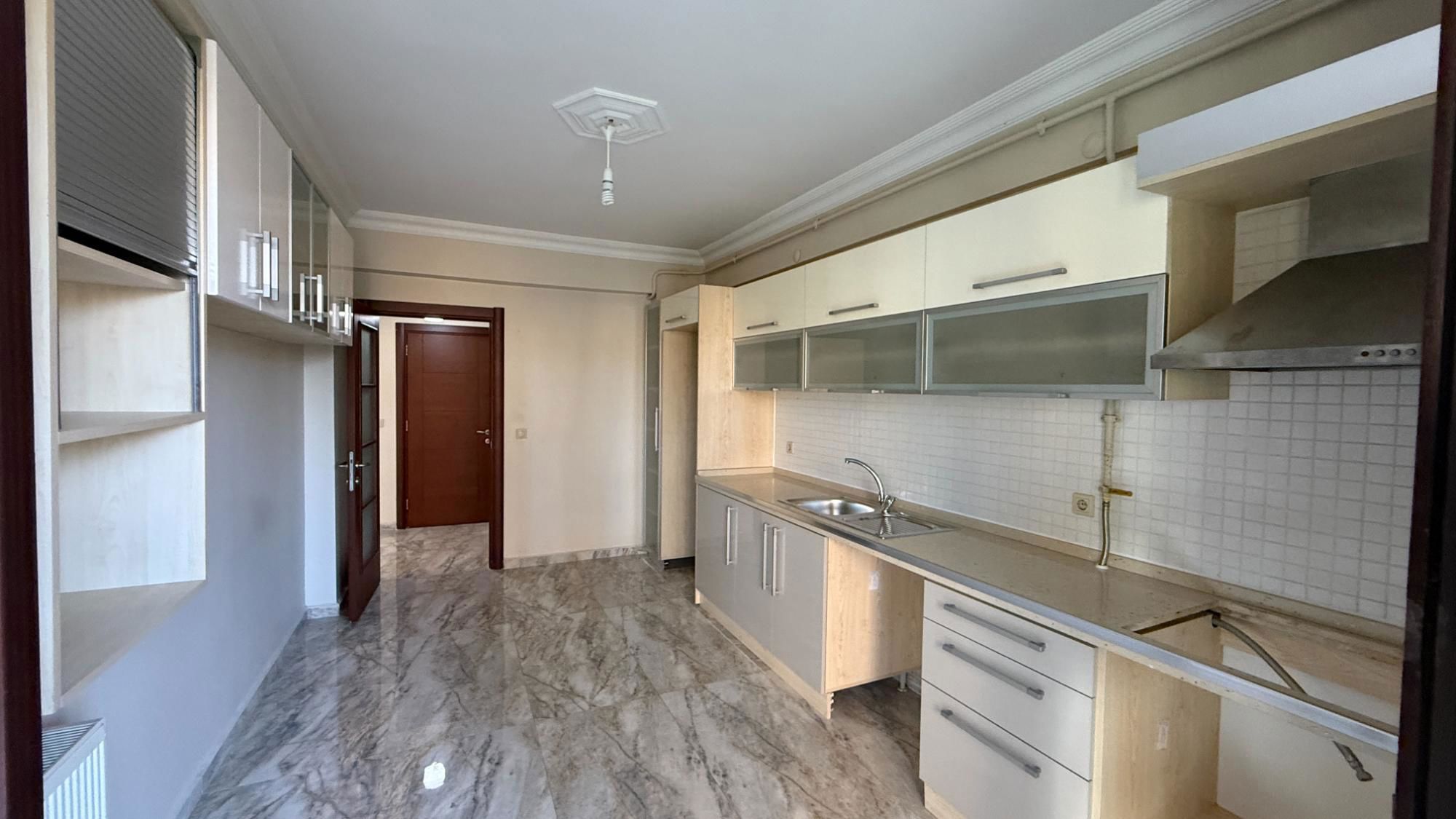 YAHYAKAPTAN LILYUMPARK SITESINDE KIRALIK 3+1 GENİŞ DAİRE