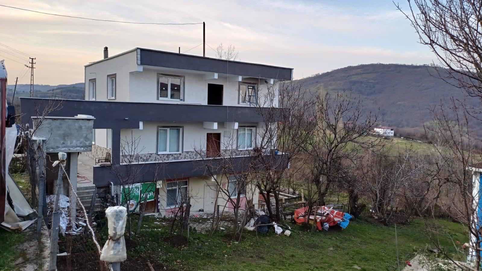 KÖY İÇİ YERLEŞİK ALANDA 3 KATLI EV VE TARLASI