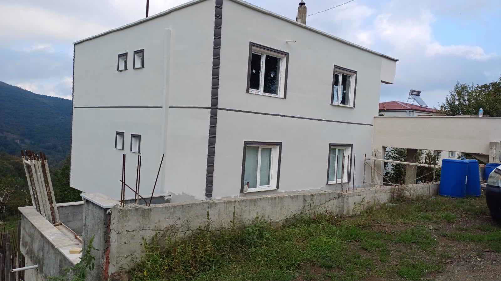 KÖY İÇİ YERLEŞİK ALANDA 3 KATLI EV VE TARLASI