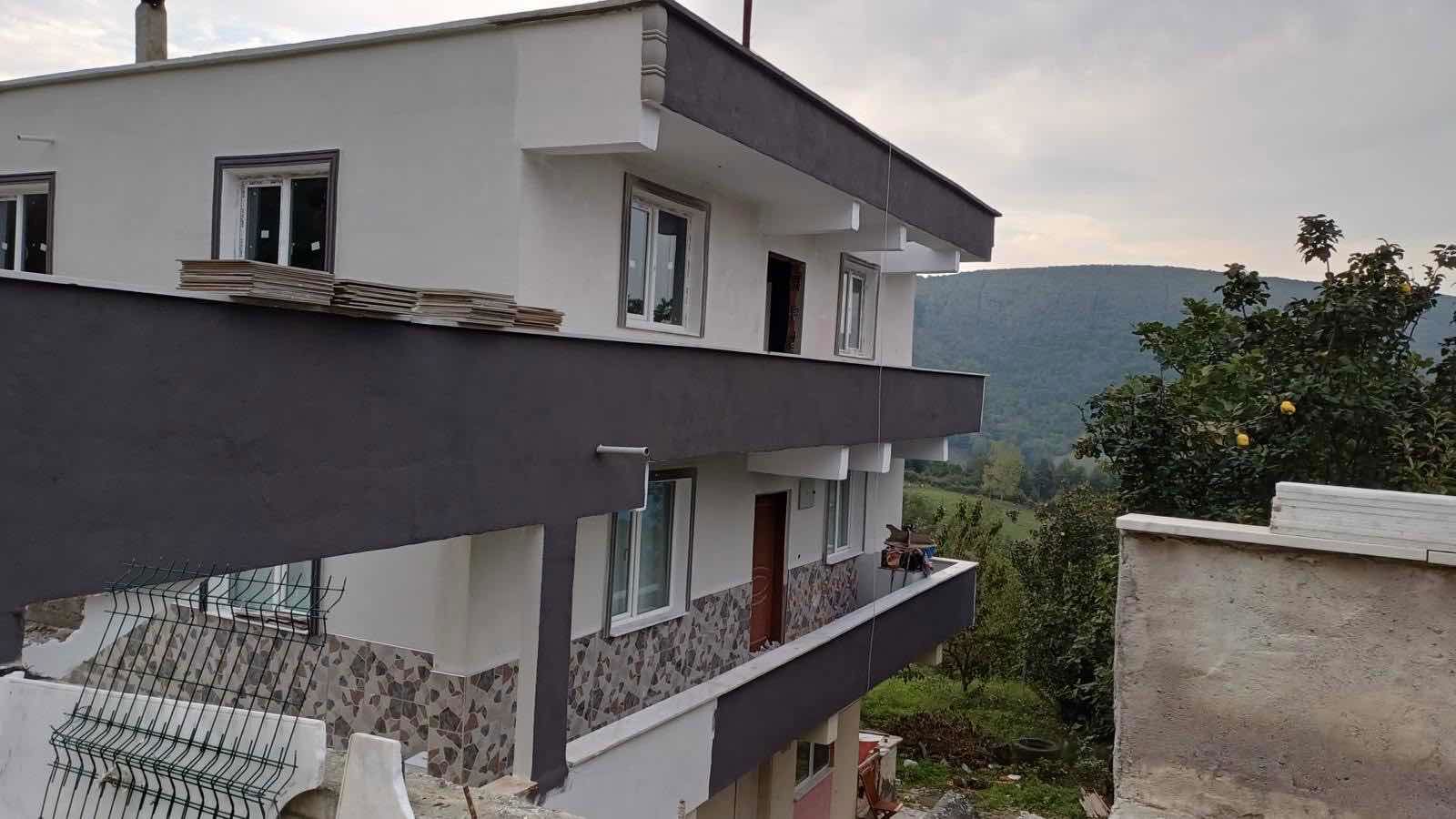 KÖY İÇİ YERLEŞİK ALANDA 3 KATLI EV VE TARLASI