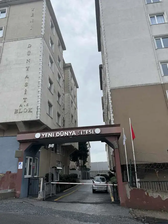 ÜMRANİYE  ESENKENT YENİ DÜNYA SİTESİ’NDE  SATILIK 3+1 DAİRE