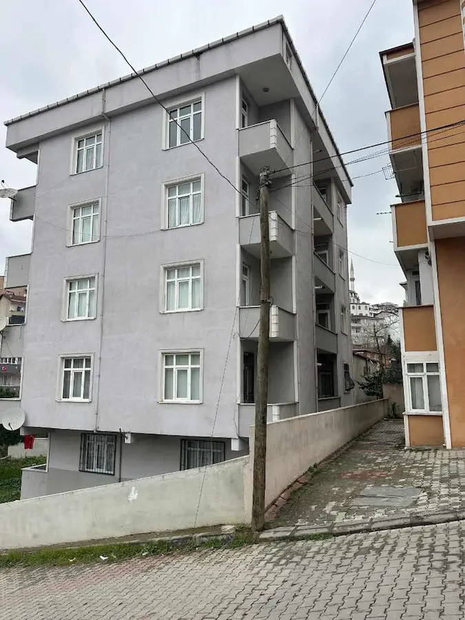 GEBZE BEYLİKBAĞI MAHALLESİNDE SATILIK 5 KATLI BİNA 295 METRE