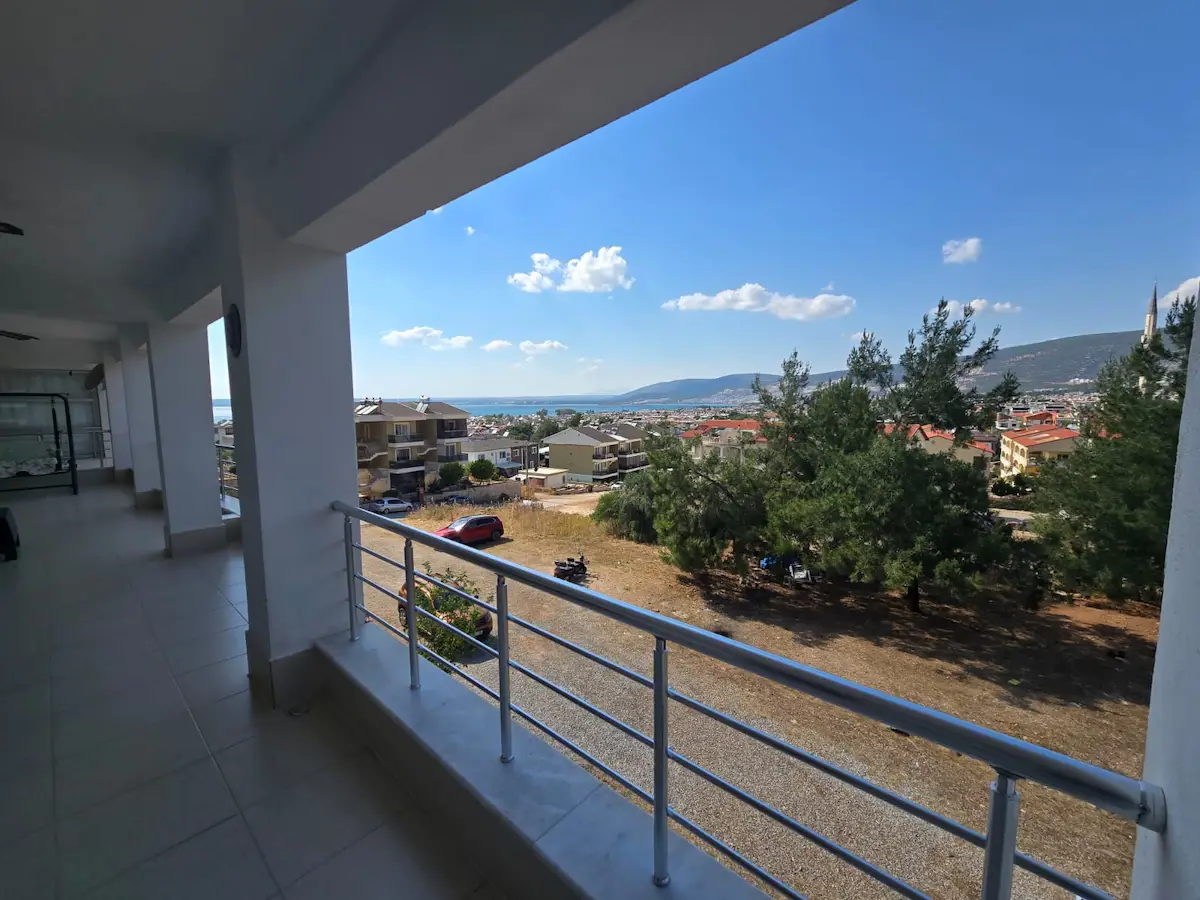 DIDIM AKBÜK  DENIZ MANZARALI GENIŞ PLAN  2+1 DAIRE