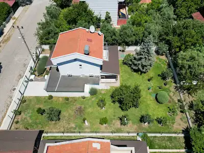 GÜLKENT SİTESİNDE 580 M2 ARSA İÇİNDE DENİZE 500 METRE BAKIMLI VE MASRAFSIZ 3+1 MÜSTAKİL YAZLIK