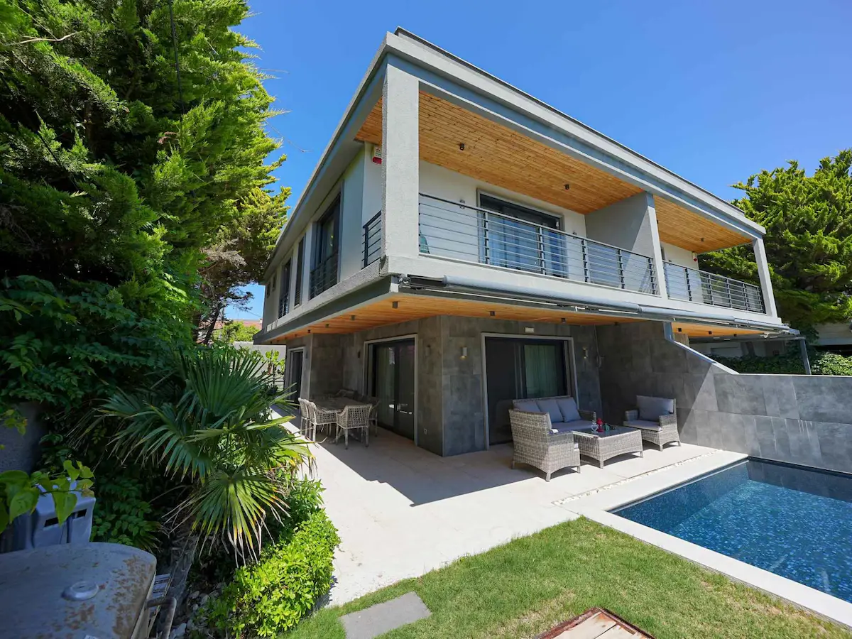 ÇEŞME ILICA’DA HAVUZLU FULL EŞYALI ULTRA LÜKS TRIPLEKS VILLA