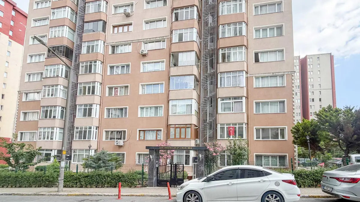BEYLİKDÜZÜ BARIŞ MAHALLESİ'NDE MERKEZİ KONUMDA 3+1 SATILIK DAİRE