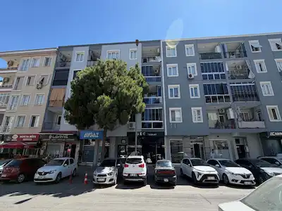 İZMIR, GAZI MAHALLESI CADDE ÜZERINDE SATILIK 3+1 DAIRE