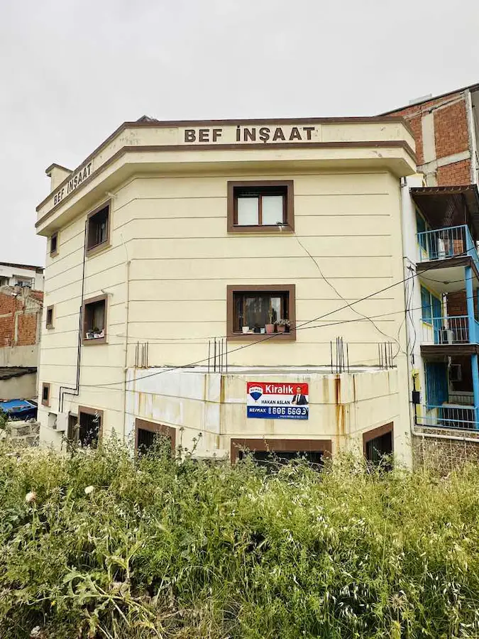 BORNOVA MERKEZE 5 DK MESAFEDE BAHÇE KATI 2+1 KİRALIK DAİRE