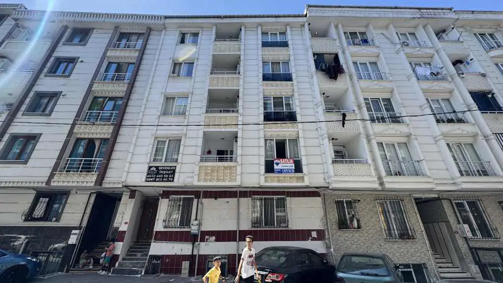 ESENYURT BALIKYOLU’NDA AİLE APARTMANINDA ÖNÜ FULL AÇIK 2+1 BALKONLU FIRSAT DAİRE