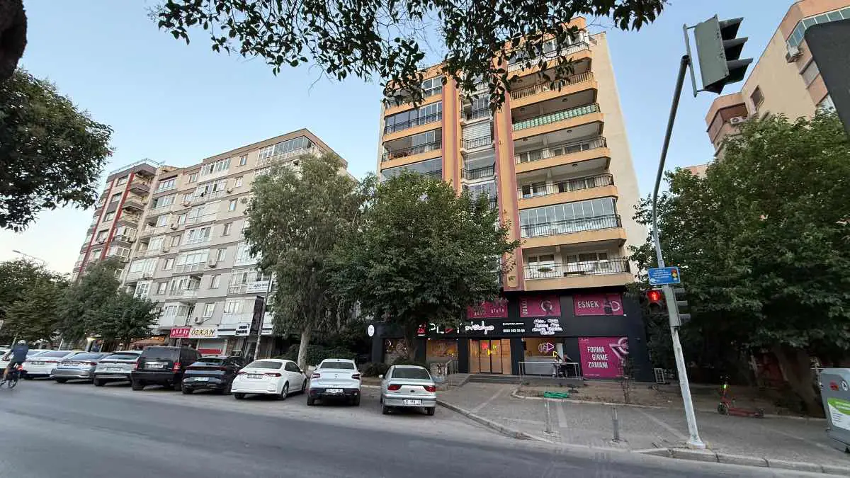 BORNOVANIN KALBINDE! M.KEMAL CADDESINDE KIRALIK 3+1 LÜKS DAIRE