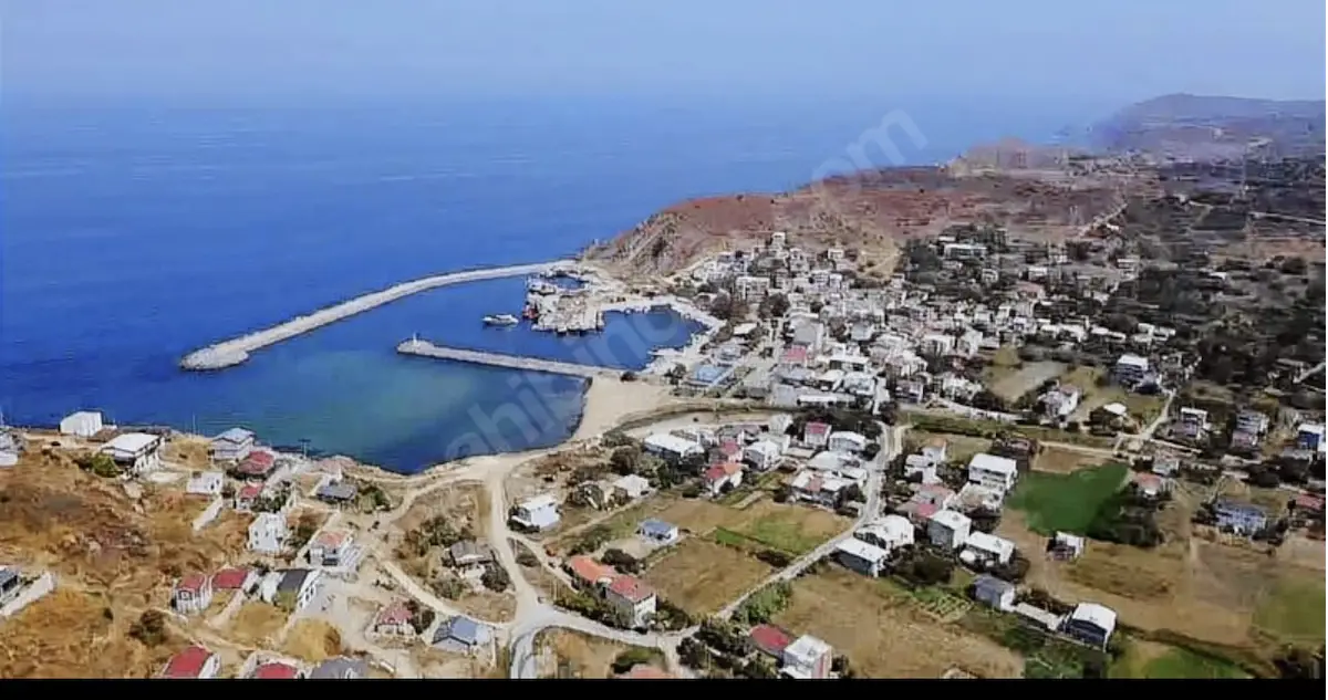 BALIKESIR ERDEK ŞAHINBURGAZ'DA GENIŞ ARAZISI ILE SATILIK MÜSTAKIL EV