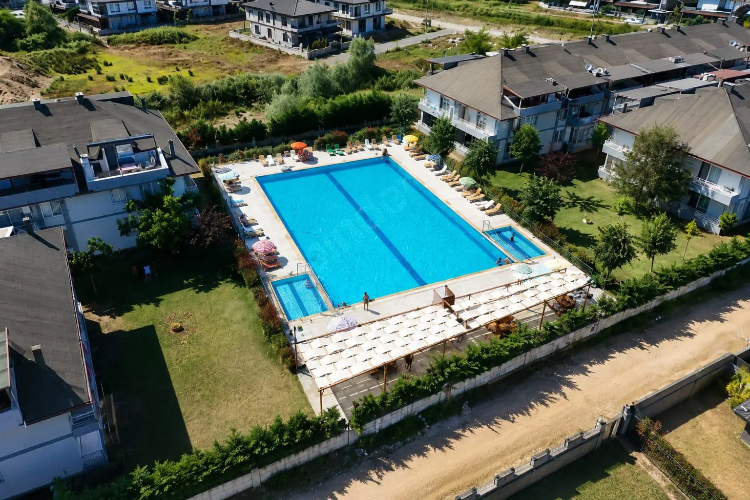 REMAX MAVİDEN KARASU GÖLPARK EVLERİNDE SATILIK 2+1 DUBLEX DAİRE