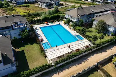 REMAX MAVİDEN KARASU GÖLPARK EVLERİNDE SATILIK 2+1 DUBLEX DAİRE