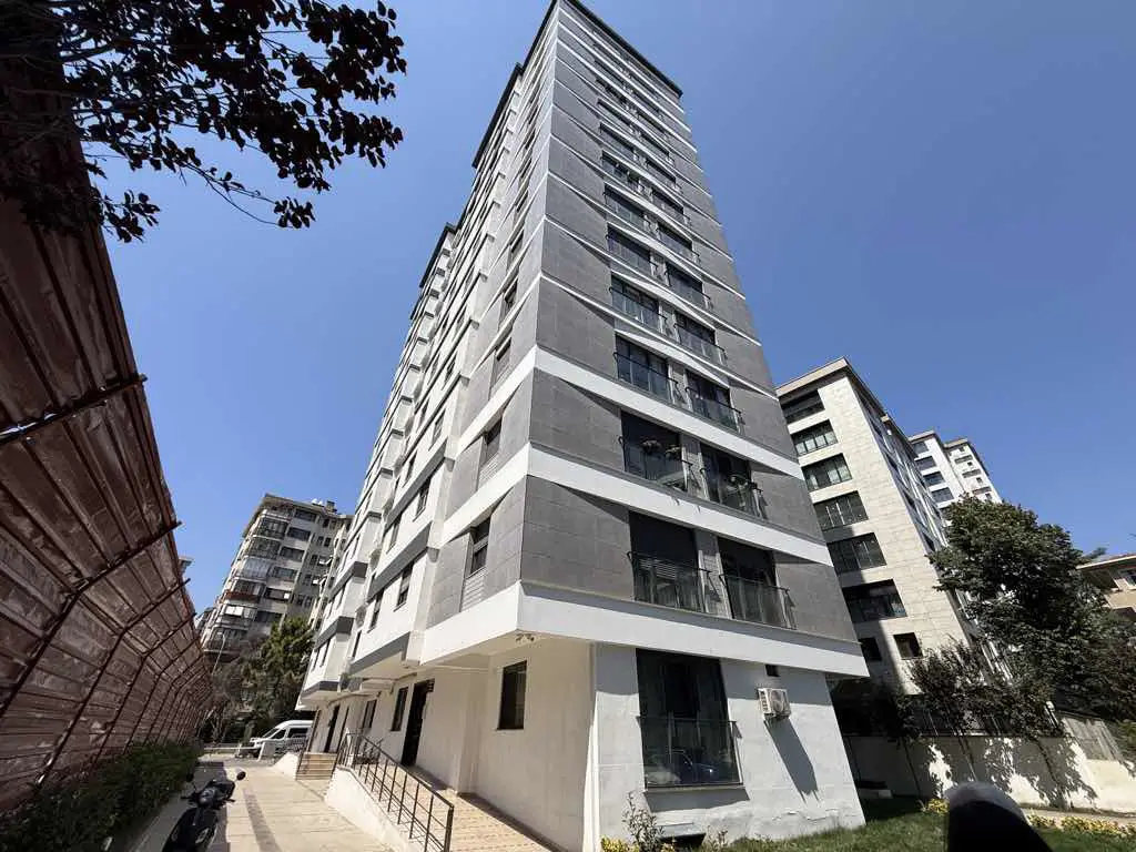 ERENKÖY’ÜN MERKEZİNDE, YÜKSEK KAT KONFORUYLA 2+1