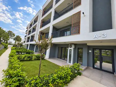 BÜYÜKÇEKMECE SİTE İÇI 50 M2 BAHÇE KULLANIMLI SATILIK 2+1 DAİRE