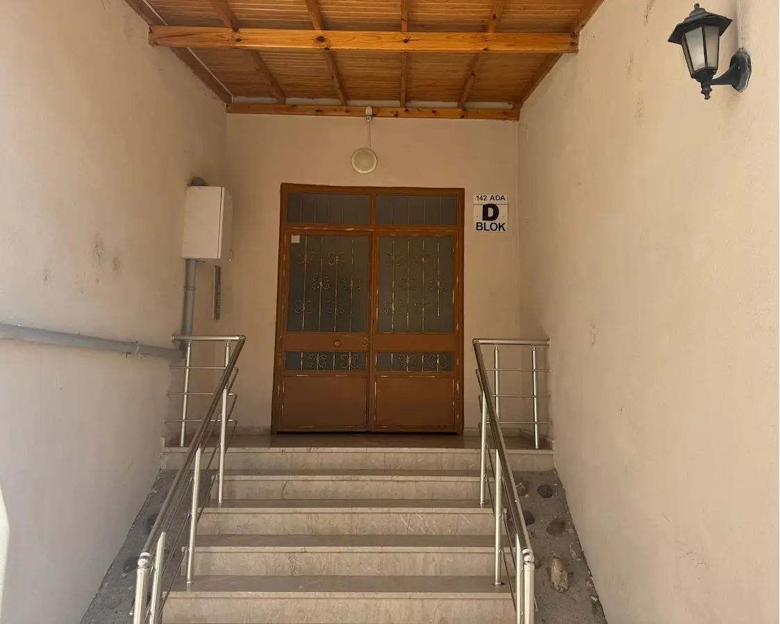 GÖLCÜK ÇİFTLİK MAH. B UYDUKENT SITESINDE 3+1, 110 M² YÜKSEK GIRIŞ SATILIK DAİRE