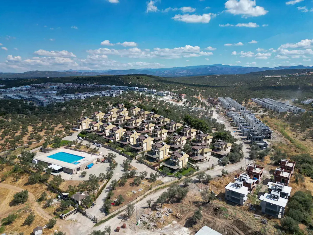 KEREMKÖY’DE 4+1 HAVUZLU SITEDE SATILIK VILLA
