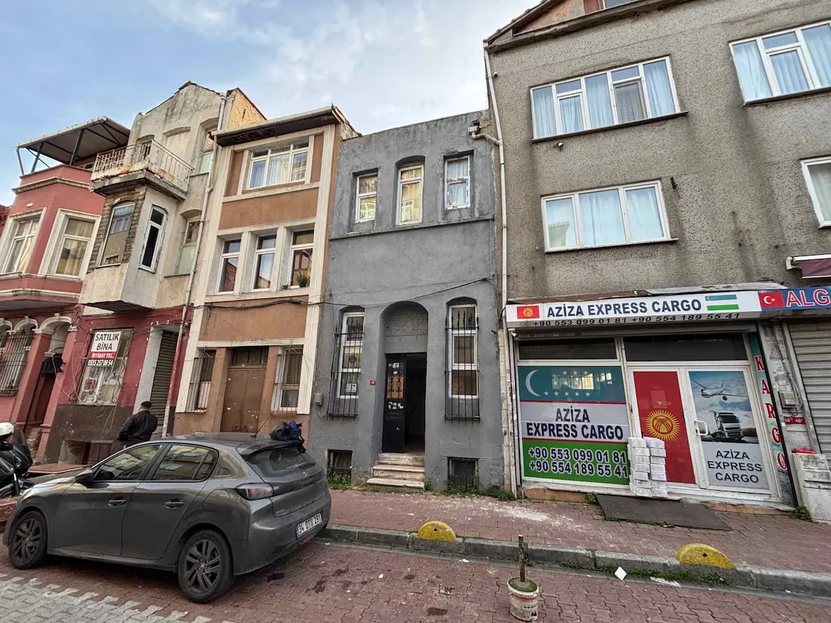 YENİKAPI'DA PROJESİ HAZIR ÖNÜ KAPANMAZ MANZARALI TARİHİ BİNA