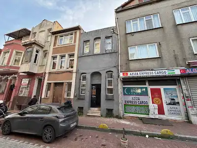 YENİKAPI'DA PROJESİ HAZIR ÖNÜ KAPANMAZ MANZARALI TARİHİ BİNA