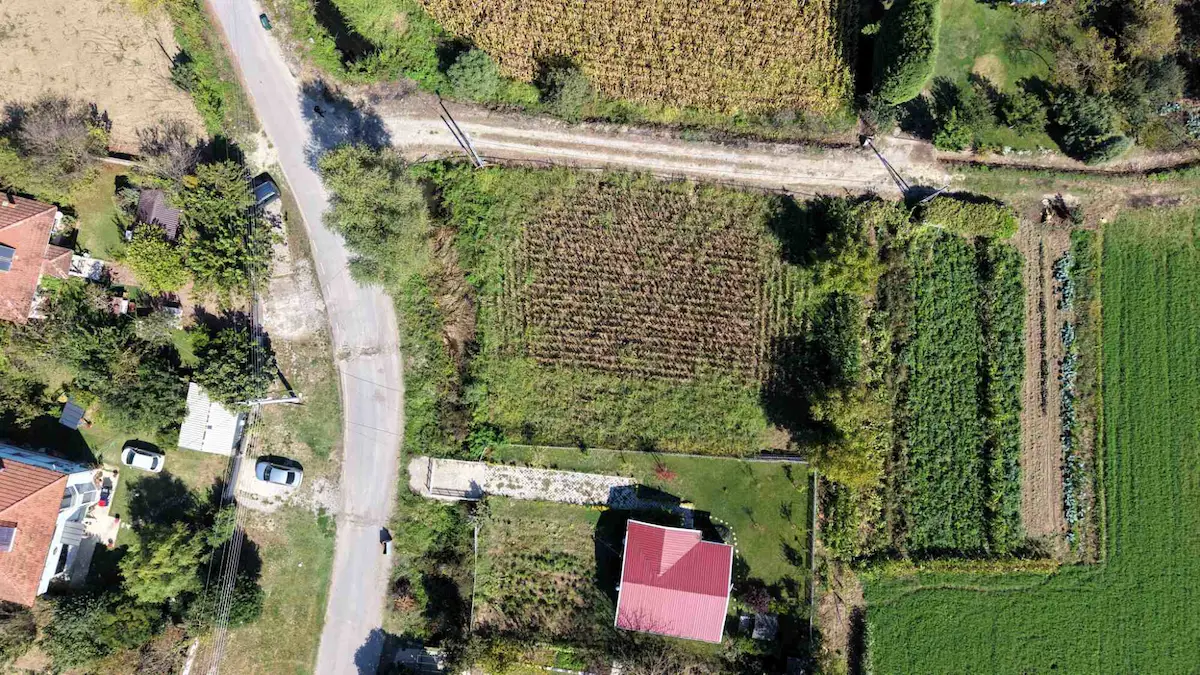 AKYAZI YAHYALI MAHALLESİ’NDE 900 M² KÖYİÇİ KONUT İMARLI ARSA