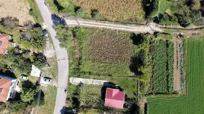 AKYAZI YAHYALI MAHALLESİ’NDE 900 M² KÖYİÇİ KONUT İMARLI ARSA