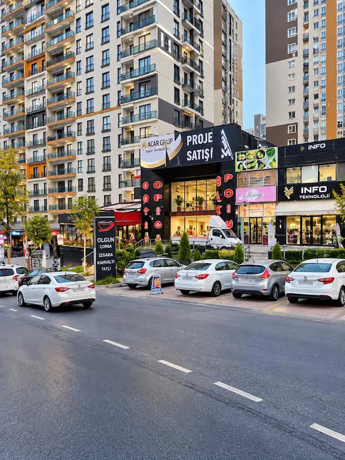 İNNOVİA ÇARŞI’DA SATILIK 121 M² DÜZ AYAK – 6 M TAVAN YÜKSEKLİĞİ, ASMA KAT YAPILABİLİR