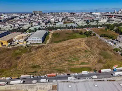 AKÇABURGAZDA 10.000 M² SANAYİ İMARLI, KOT AVANTAJLI KUPON ARSA