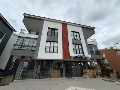 İNCEKTE KİRALIK GENİŞ VİTRİNLİ DÜZ GİRİŞ DÜKKAN