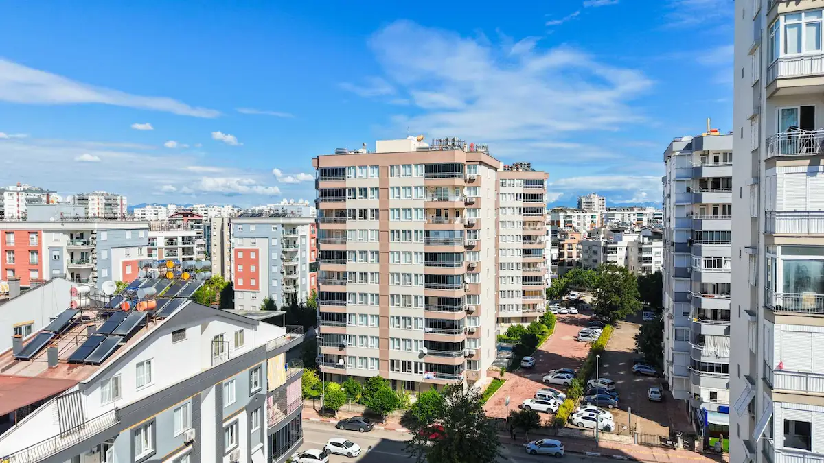 MEYDANKAVAĞI YEŞİLBAHÇE SİTESİ’NDE 3+1 | 150 M² BRÜT | GÜNEY-DOĞU CEPHE | 2 BANYO